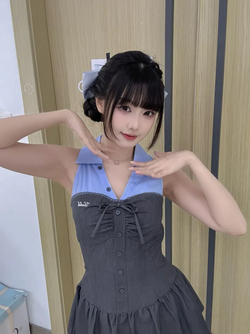 LPL主持周敢敢晒照：非常甜妹，生活给我一拳，我出布