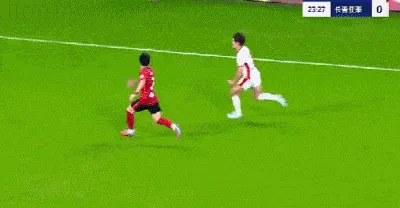 徐浩峰撞倒胡荷韬，被裁判出示黄牌