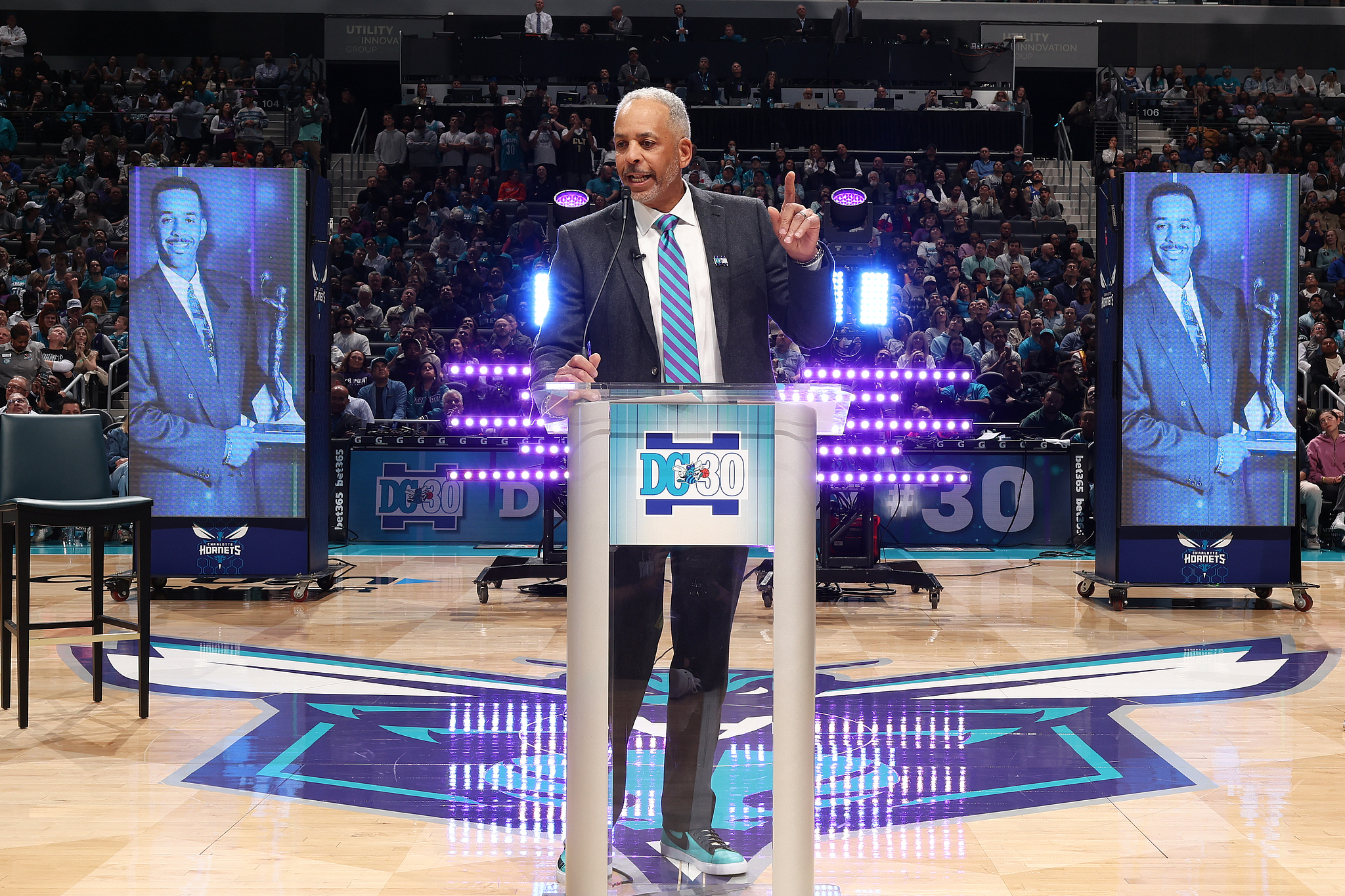 英超直播-黄蜂队举办庆祝仪式 正式退役戴尔·库里的30号球衣