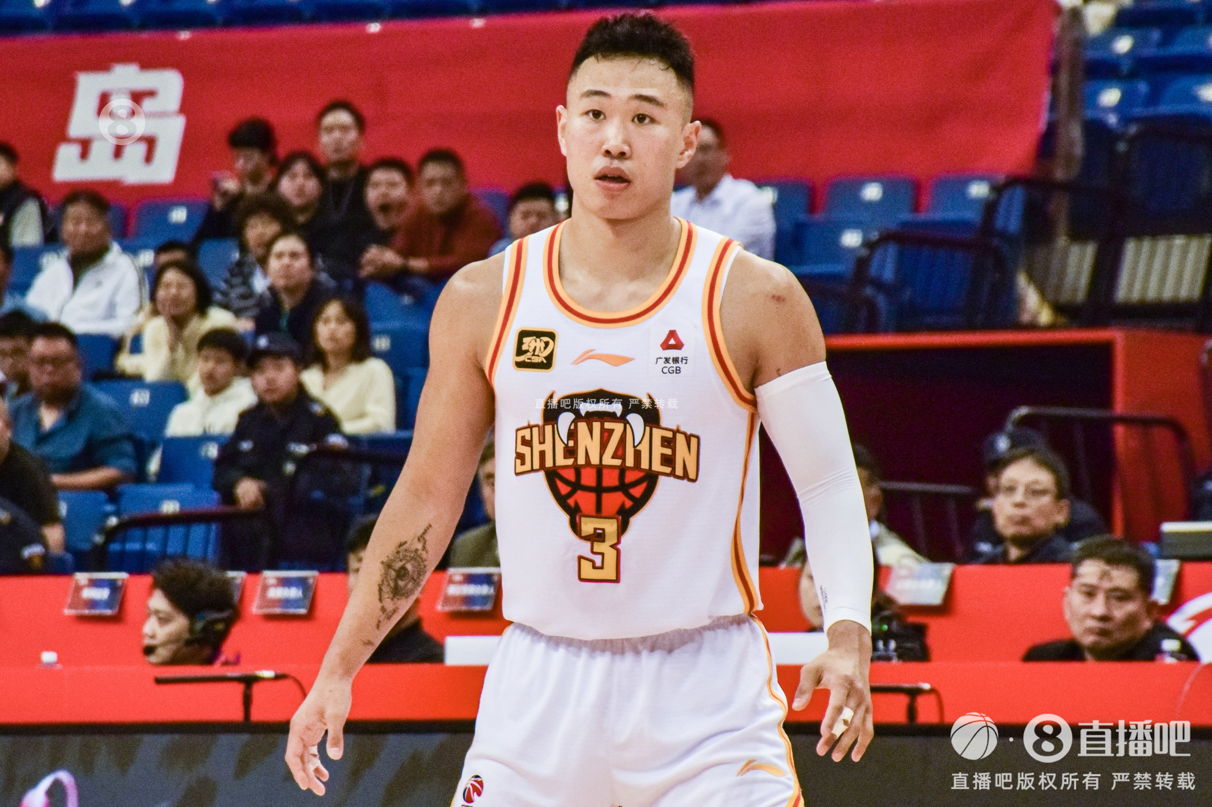 看球直播-双枪！贺希宁半场13中6砍14分 史密斯半场9中5砍18分&amp;第二节15分